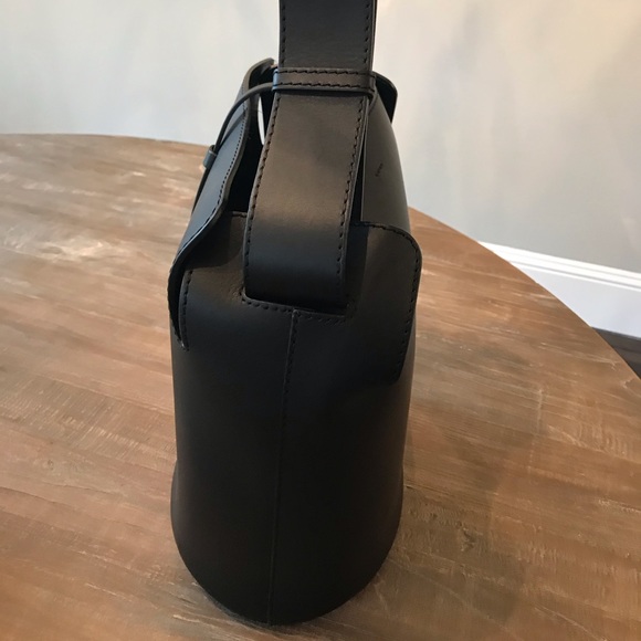 Burberry large leather bucket bag - Picture 4 of 11